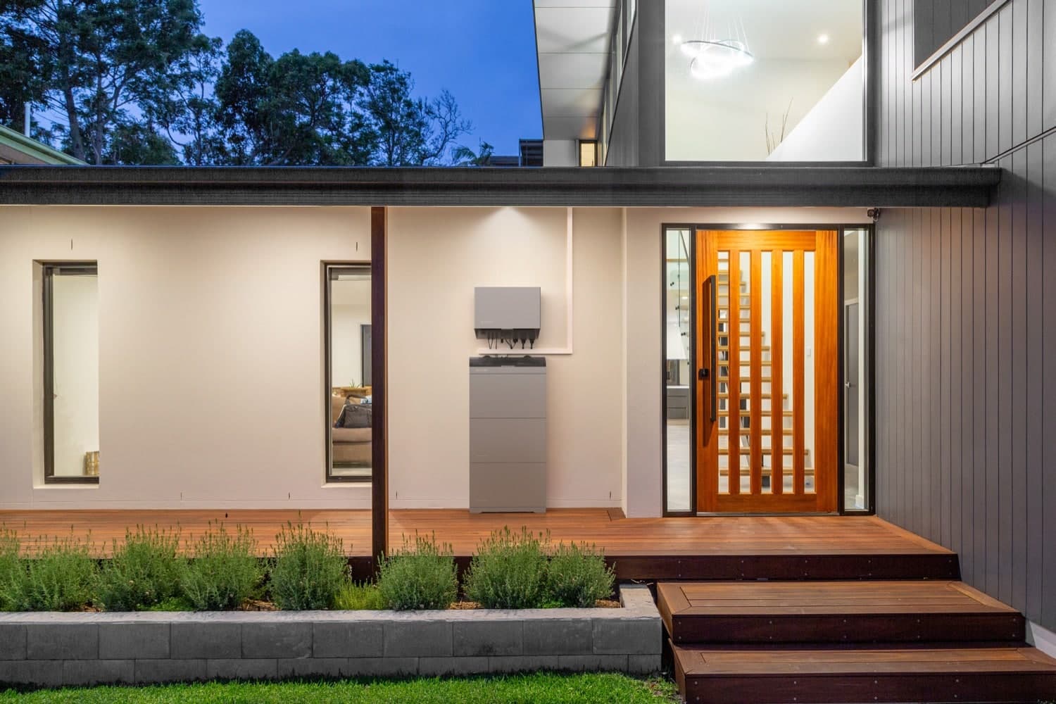 Modernes Haus mit EcoFlow-Batteriespeicher — professionelle Installation