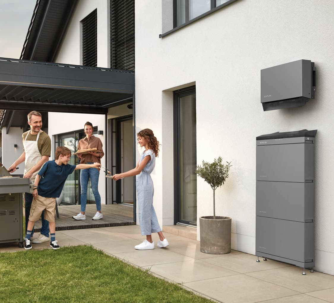 Familie mit EcoFlow-Batteriespeicher an der Hauswand
