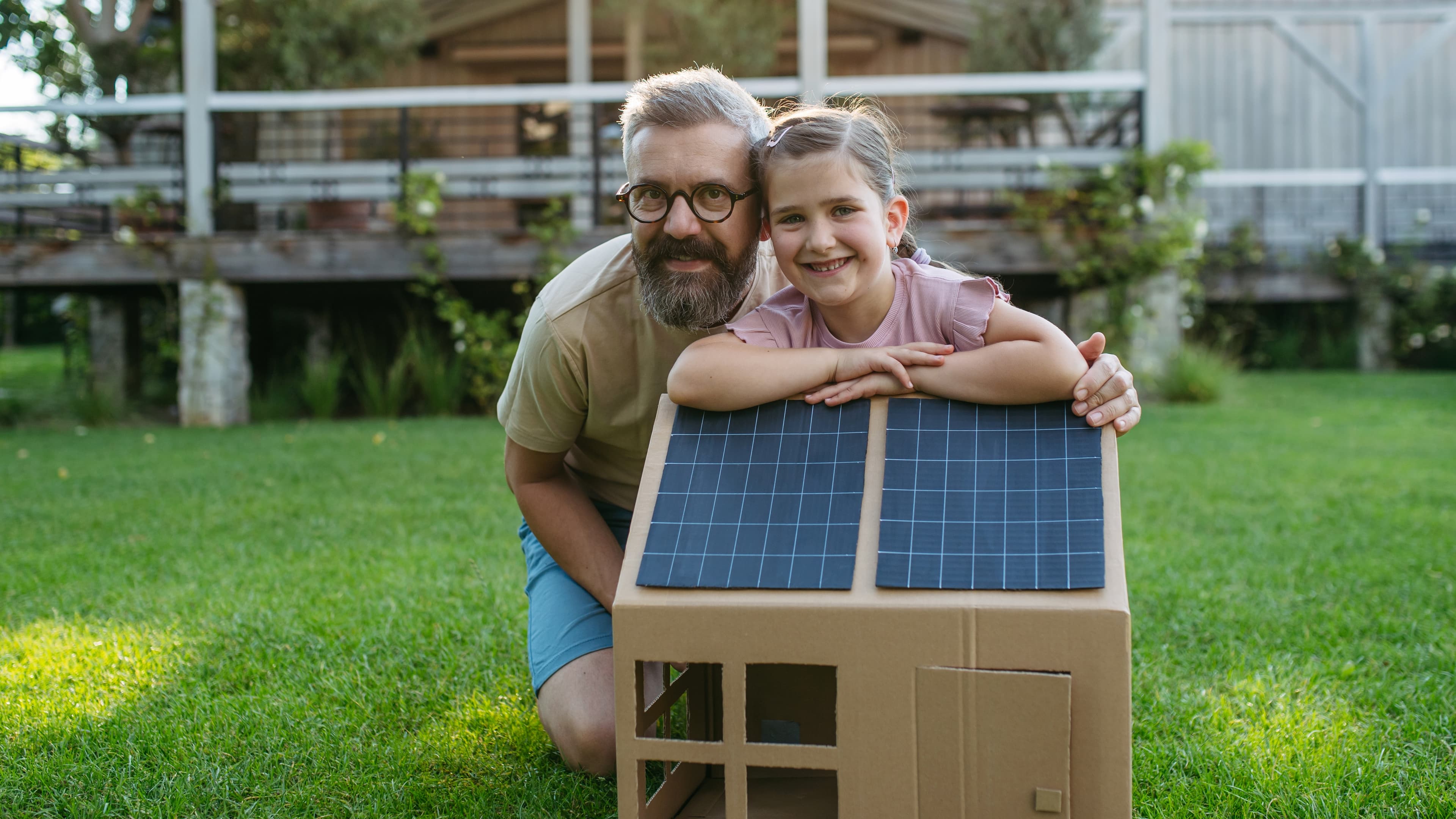 Familie plant ihr Solarvorhaben — Solarvi berät transparent
