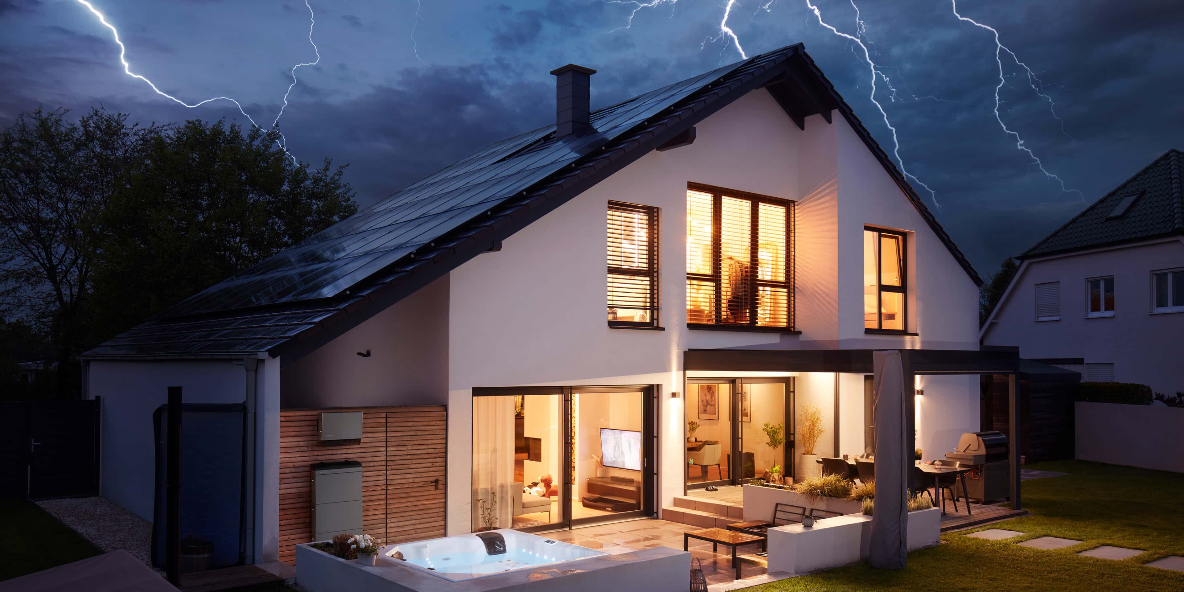 Modernes Einfamilienhaus mit Solaranlage bei Gewitter — Solarvi