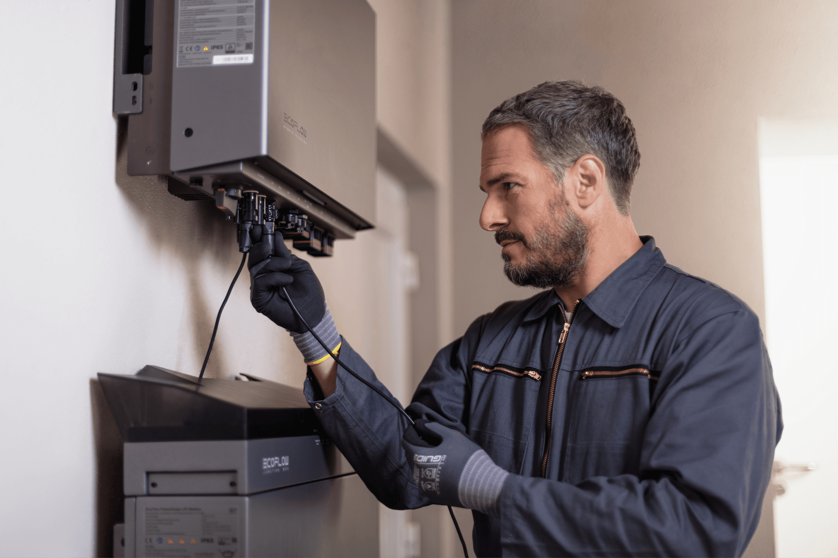Solarvi-Techniker bei der Arbeit — Montage eines Wechselrichters